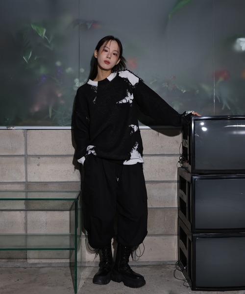 FOLLOWIN（フォロウィン）の「[UNISEX]ユニークヴィンテージ配色ダメージツートンオーバーフィットニット（ニット/セーター・レディース・チャコール/ブラック・FREE）」の6枚目の写真