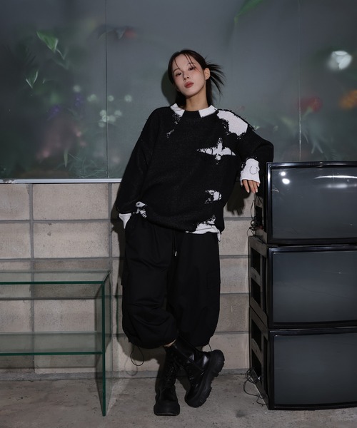 FOLLOWIN（フォロウィン）の「[UNISEX]ユニークヴィンテージ配色ダメージツートンオーバーフィットニット（ニット/セーター・レディース・チャコール/ブラック・FREE）」の7枚目の写真