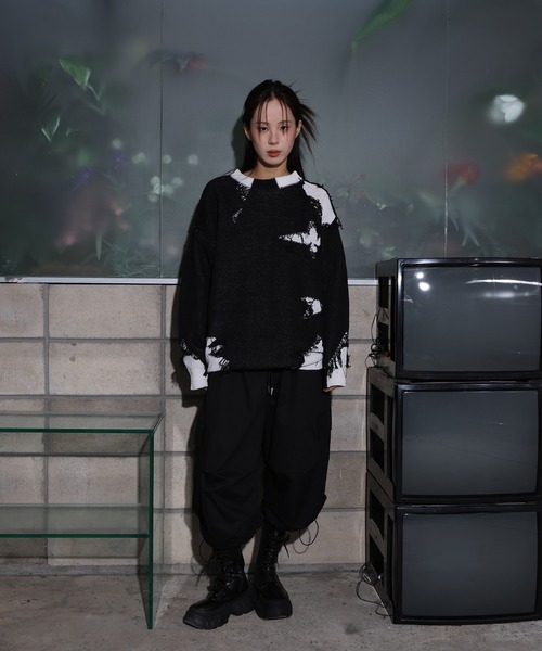 FOLLOWIN（フォロウィン）の「[UNISEX]ユニークヴィンテージ配色ダメージツートンオーバーフィットニット（ニット/セーター・レディース・チャコール/ブラック・FREE）」の8枚目の写真
