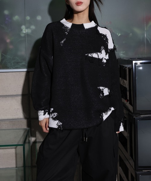 FOLLOWIN（フォロウィン）の「[UNISEX]ユニークヴィンテージ配色ダメージツートンオーバーフィットニット（ニット/セーター・レディース・チャコール/ブラック・FREE）」の9枚目の写真
