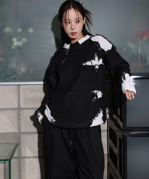 FOLLOWIN（フォロウィン）の「[UNISEX]ユニークヴィンテージ配色ダメージツートンオーバーフィットニット（ニット/セーター・レディース・チャコール/ブラック・FREE）」の11枚目の写真
