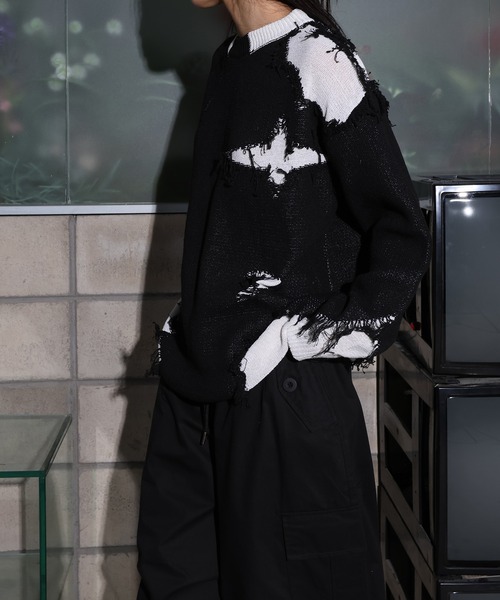 FOLLOWIN（フォロウィン）の「[UNISEX]ユニークヴィンテージ配色ダメージツートンオーバーフィットニット（ニット/セーター・レディース・チャコール/ブラック・FREE）」の12枚目の写真