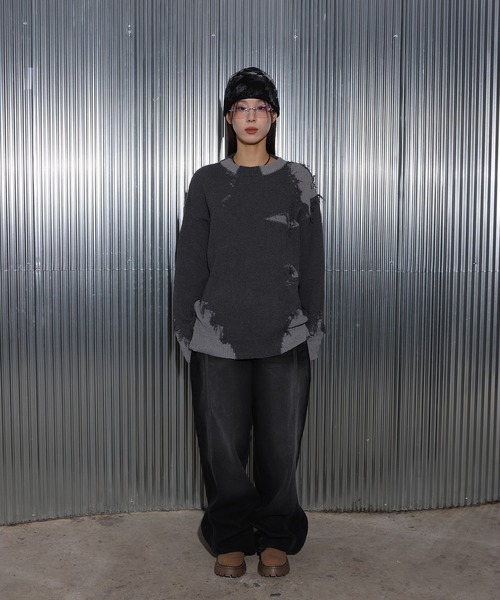 FOLLOWIN（フォロウィン）の「[UNISEX]ユニークヴィンテージ配色ダメージツートンオーバーフィットニット（ニット/セーター・レディース・チャコール/ブラック・FREE）」の14枚目の写真