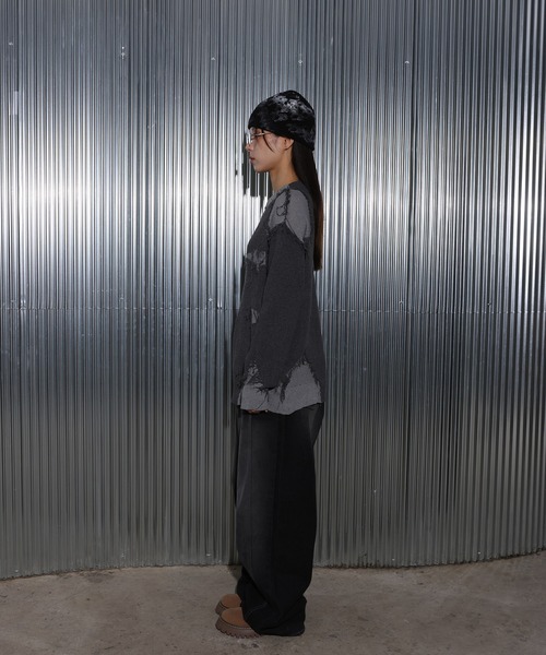 FOLLOWIN（フォロウィン）の「[UNISEX]ユニークヴィンテージ配色ダメージツートンオーバーフィットニット（ニット/セーター・レディース・チャコール/ブラック・FREE）」の15枚目の写真