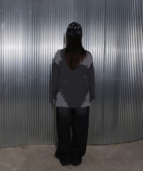 FOLLOWIN（フォロウィン）の「[UNISEX]ユニークヴィンテージ配色ダメージツートンオーバーフィットニット（ニット/セーター・レディース・チャコール/ブラック・FREE）」の16枚目の写真