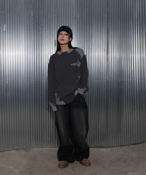 FOLLOWIN（フォロウィン）の「[UNISEX]ユニークヴィンテージ配色ダメージツートンオーバーフィットニット（ニット/セーター・レディース・チャコール/ブラック・FREE）」の17枚目の写真