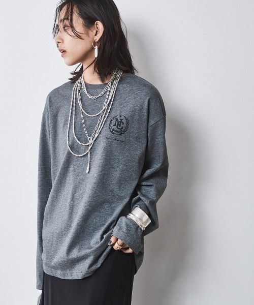 CHIC STYLE（シックスタイル）の「綿100％ロゴプリントロングスリーブTシャツ ＜大きいサイズ有＞シックスタイル　（Tシャツ/カットソー・レディース・オフホワイト/チャコール・M/L/LL/3L/4L/5L）」の2枚目の写真
