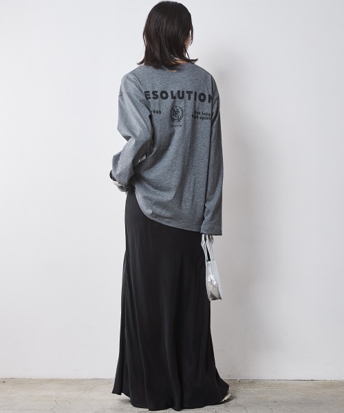 CHIC STYLE（シックスタイル）の「綿100％ロゴプリントロングスリーブTシャツ ＜大きいサイズ有＞シックスタイル　（Tシャツ/カットソー・レディース・オフホワイト/チャコール・M/L/LL/3L/4L/5L）」の3枚目の写真