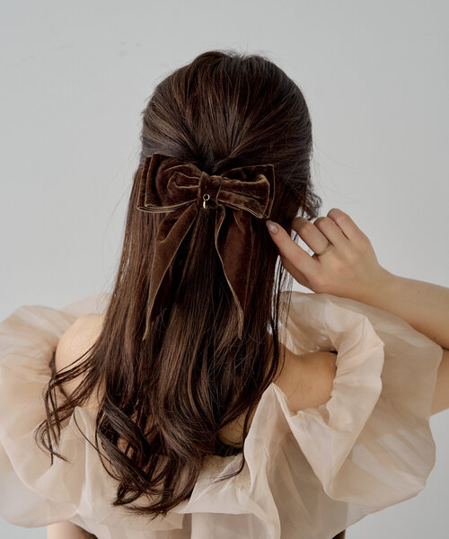 Chico（チコ）の「【新色追加】プレート付リボンバレッタ（イヤリング・レディース・ブラウン/ブラック/アイボリー/ダークブラウン・FREE）」の5枚目の写真