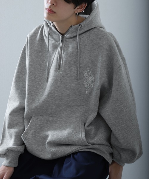 NILWAY(ニルウェイ)の「薔薇 刺繍 ハイネック スウェット ハーフジップ オーバー パーカー(パーカー・メンズ・チャコール/杢グレー/ブルー/ブラック・MEDIUM/LARGE)」の1枚目の写真
