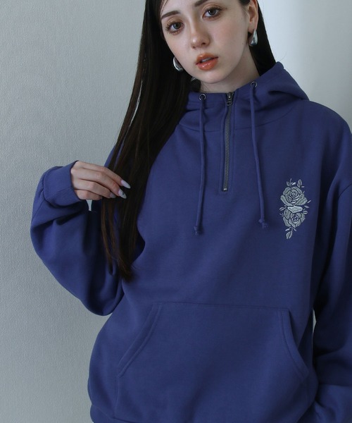 NILWAY(ニルウェイ)の「薔薇 刺繍 ハイネック スウェット ハーフジップ オーバー パーカー(パーカー・メンズ・チャコール/杢グレー/ブルー/ブラック・MEDIUM/LARGE)」の4枚目の写真