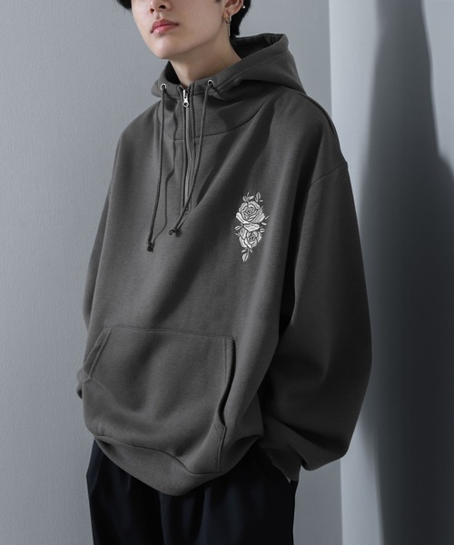 NILWAY(ニルウェイ)の「薔薇 刺繍 ハイネック スウェット ハーフジップ オーバー パーカー(パーカー・メンズ・チャコール/杢グレー/ブルー/ブラック・MEDIUM/LARGE)」の3枚目の写真