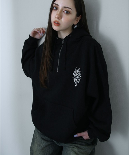 NILWAY(ニルウェイ)の「薔薇 刺繍 ハイネック スウェット ハーフジップ オーバー パーカー(パーカー・メンズ・チャコール/杢グレー/ブルー/ブラック・MEDIUM/LARGE)」の2枚目の写真