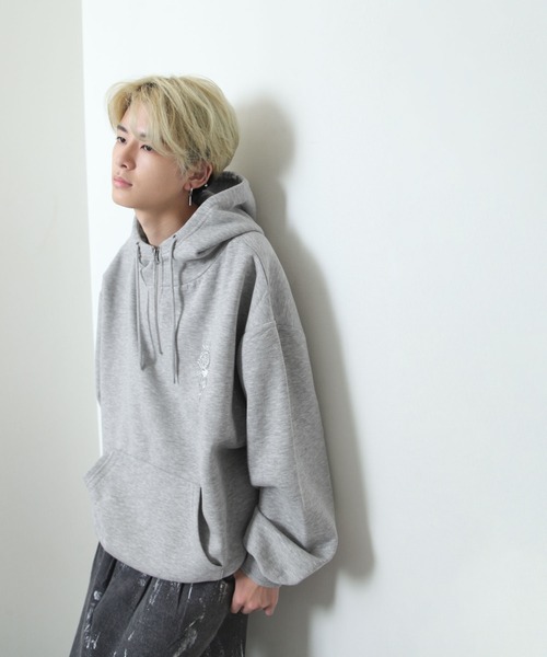 NILWAY(ニルウェイ)の「薔薇 刺繍 ハイネック スウェット ハーフジップ オーバー パーカー(パーカー・メンズ・チャコール/杢グレー/ブルー/ブラック・MEDIUM/LARGE)」の16枚目の写真