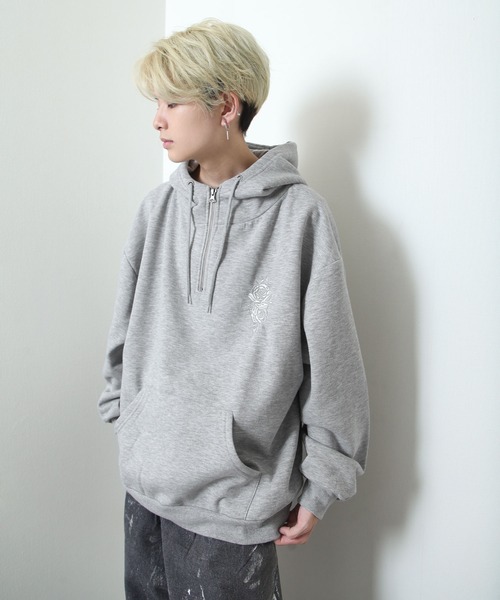 NILWAY(ニルウェイ)の「薔薇 刺繍 ハイネック スウェット ハーフジップ オーバー パーカー(パーカー・メンズ・チャコール/杢グレー/ブルー/ブラック・MEDIUM/LARGE)」の17枚目の写真