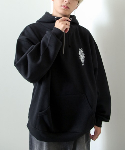 NILWAY(ニルウェイ)の「薔薇 刺繍 ハイネック スウェット ハーフジップ オーバー パーカー(パーカー・メンズ・チャコール/杢グレー/ブルー/ブラック・MEDIUM/LARGE)」の5枚目の写真