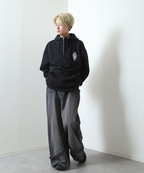 NILWAY(ニルウェイ)の「薔薇 刺繍 ハイネック スウェット ハーフジップ オーバー パーカー(パーカー・メンズ・チャコール/杢グレー/ブルー/ブラック・MEDIUM/LARGE)」の11枚目の写真