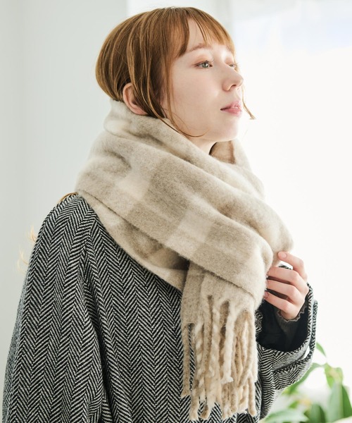 Crisp（クリスプ）の「フリンジチェックマフラー（マフラー・レディース・ネイビー/ブラウン/グレイッシュベージュ・FREE）」の2枚目の写真