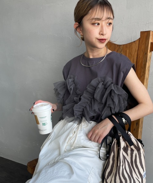 nenom（ネノム）の「[nenom/ネノム] マルチWAY ビスチェ風チュールフリルドッキングノースリーブTシャツ（Tシャツ/カットソー・レディース・チャコールグレー/グレー/オフホワイト・F）」の3枚目の写真