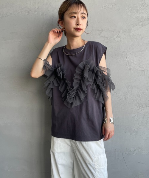 nenom（ネノム）の「[nenom/ネノム] マルチWAY ビスチェ風チュールフリルドッキングノースリーブTシャツ（Tシャツ/カットソー・レディース・チャコールグレー/グレー/オフホワイト・F）」の4枚目の写真
