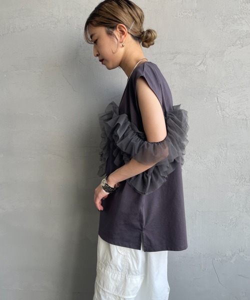 nenom（ネノム）の「[nenom/ネノム] マルチWAY ビスチェ風チュールフリルドッキングノースリーブTシャツ（Tシャツ/カットソー・レディース・チャコールグレー/グレー/オフホワイト・F）」の5枚目の写真