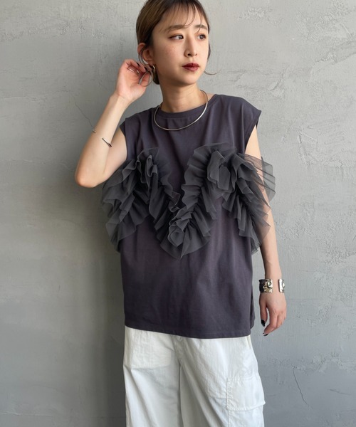 nenom（ネノム）の「[nenom/ネノム] マルチWAY ビスチェ風チュールフリルドッキングノースリーブTシャツ（Tシャツ/カットソー・レディース・チャコールグレー/グレー/オフホワイト・F）」の8枚目の写真