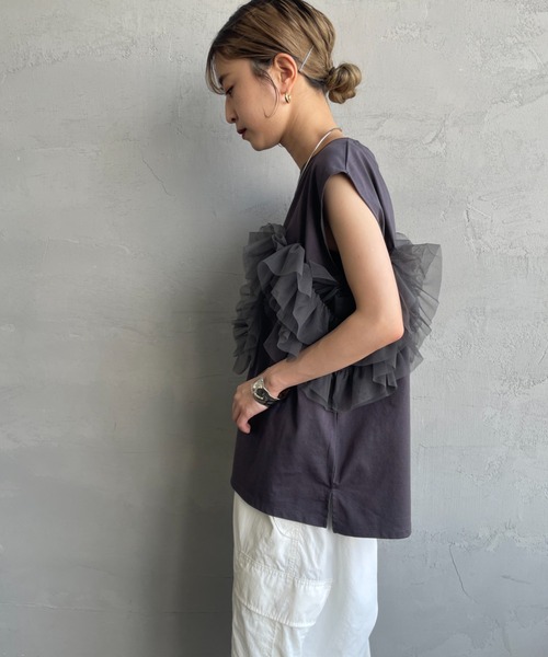 nenom（ネノム）の「[nenom/ネノム] マルチWAY ビスチェ風チュールフリルドッキングノースリーブTシャツ（Tシャツ/カットソー・レディース・チャコールグレー/グレー/オフホワイト・F）」の9枚目の写真