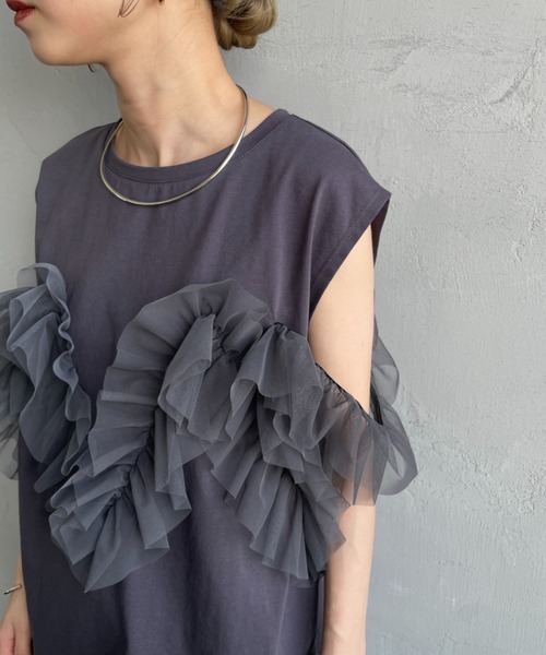 nenom（ネノム）の「[nenom/ネノム] マルチWAY ビスチェ風チュールフリルドッキングノースリーブTシャツ（Tシャツ/カットソー・レディース・チャコールグレー/グレー/オフホワイト・F）」の7枚目の写真