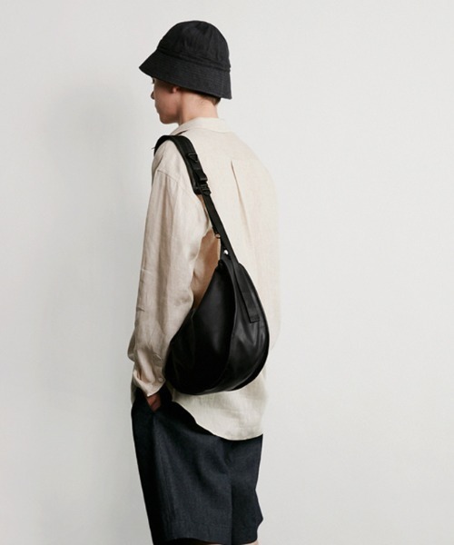 link lot（リンクロット）の「【A4サイズ対応】パスケース付きPUハーフムーンバッグ（ショルダーバッグ・メンズ・ブラック・F）」の2枚目の写真