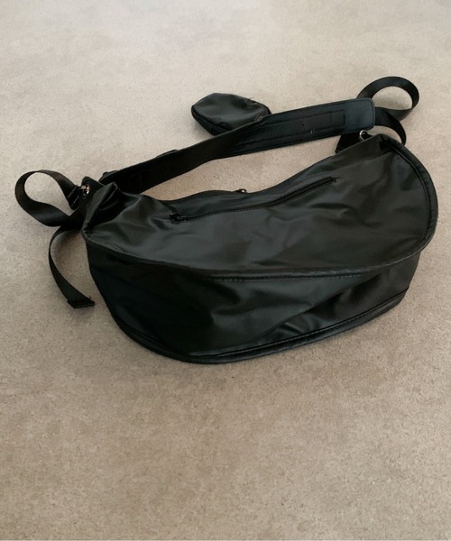 link lot（リンクロット）の「【A4サイズ対応】パスケース付きPUハーフムーンバッグ（ショルダーバッグ・メンズ・ブラック・F）」の7枚目の写真