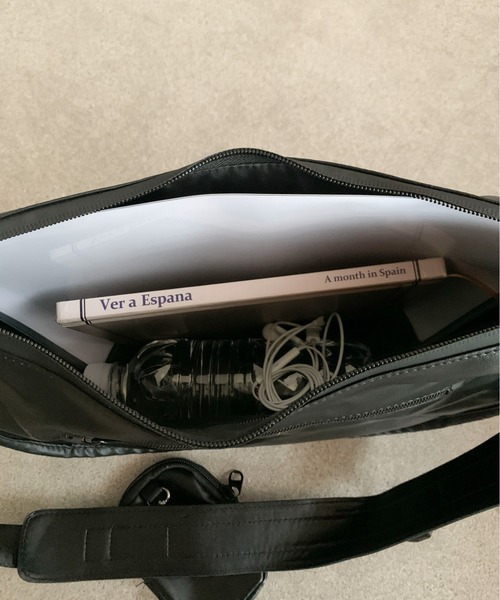 link lot（リンクロット）の「【A4サイズ対応】パスケース付きPUハーフムーンバッグ（ショルダーバッグ・メンズ・ブラック・F）」の4枚目の写真