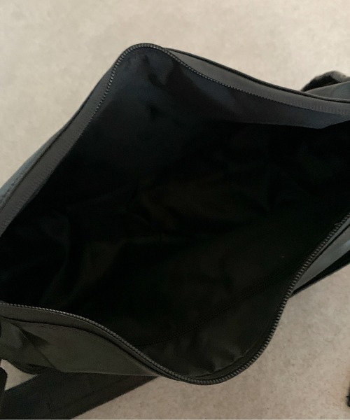 link lot（リンクロット）の「【A4サイズ対応】パスケース付きPUハーフムーンバッグ（ショルダーバッグ・メンズ・ブラック・F）」の5枚目の写真