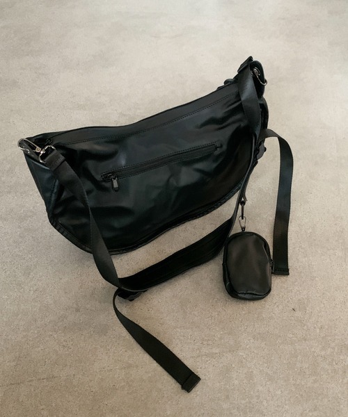 link lot（リンクロット）の「【A4サイズ対応】パスケース付きPUハーフムーンバッグ（ショルダーバッグ・メンズ・ブラック・F）」の6枚目の写真