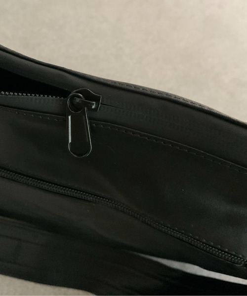 link lot（リンクロット）の「【A4サイズ対応】パスケース付きPUハーフムーンバッグ（ショルダーバッグ・メンズ・ブラック・F）」の8枚目の写真