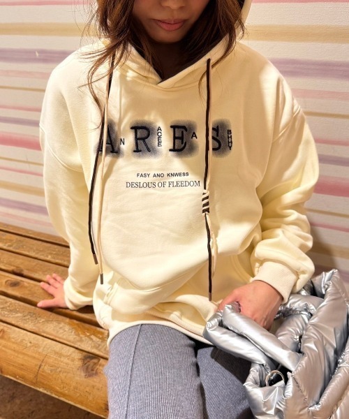 LETee(レティー)の「ぼかし&シシュウロゴプルパーカー(パーカー・レディース・ホワイト/ブラック/レッド/グレー・FREE)」の1枚目の写真