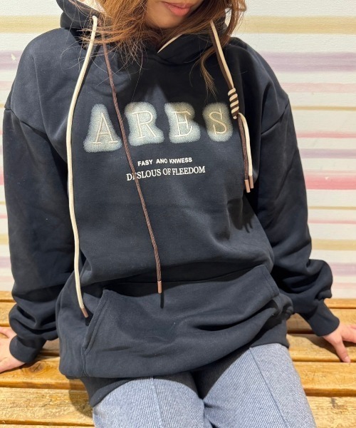 LETee(レティー)の「ぼかし&シシュウロゴプルパーカー(パーカー・レディース・ホワイト/ブラック/レッド/グレー・FREE)」の2枚目の写真