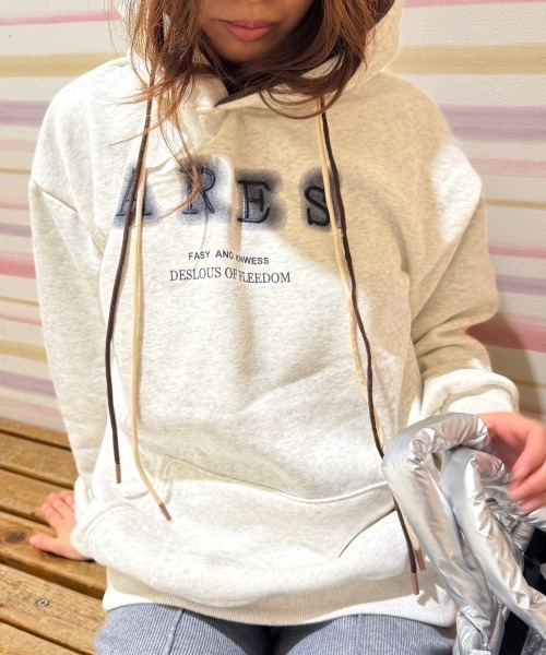 LETee(レティー)の「ぼかし&シシュウロゴプルパーカー(パーカー・レディース・ホワイト/ブラック/レッド/グレー・FREE)」の6枚目の写真