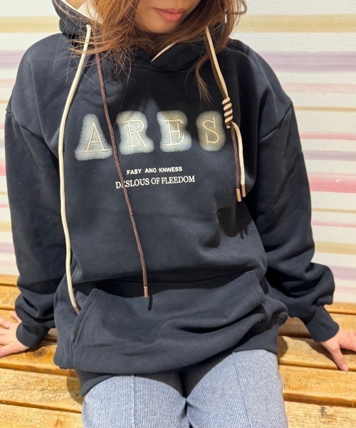 LETee(レティー)の「ぼかし&シシュウロゴプルパーカー(パーカー・レディース・ホワイト/ブラック/レッド/グレー・FREE)」の7枚目の写真