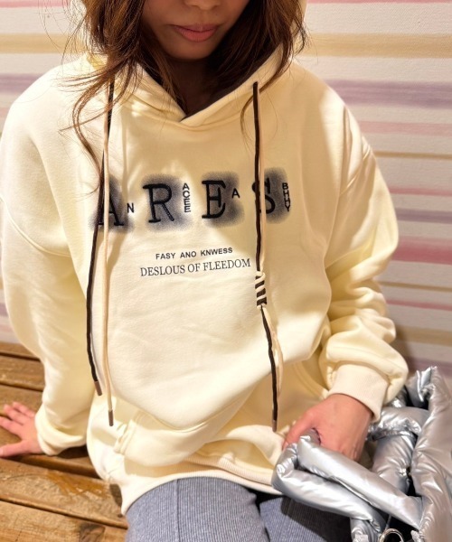 LETee(レティー)の「ぼかし&シシュウロゴプルパーカー(パーカー・レディース・ホワイト/ブラック/レッド/グレー・FREE)」の8枚目の写真
