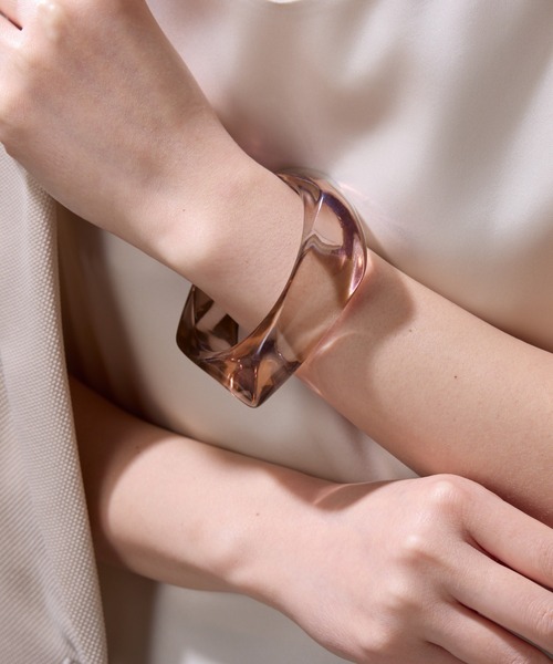 PAPILLONNER（パピヨネ）の「クリアアクリルバングル（バングル/リストバンド・レディース・イエロー/ブラウン・FREE）」の3枚目の写真