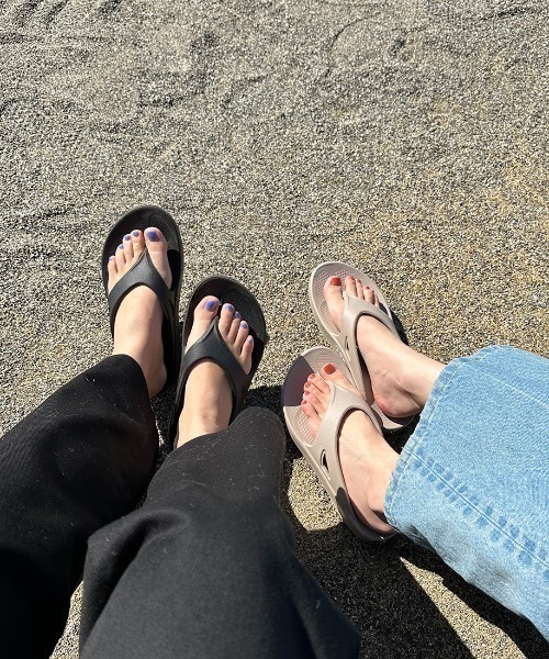 OOFOS（ウーフォス）の「[OOFOS/ウーフォス] OORIGINAL リカバリーサンダル（サンダル・レディース・ブラック/グレー/ベージュ/ライトグレー/サックスブルー・3/4/5/6/7/8/9/10）」の18枚目の写真