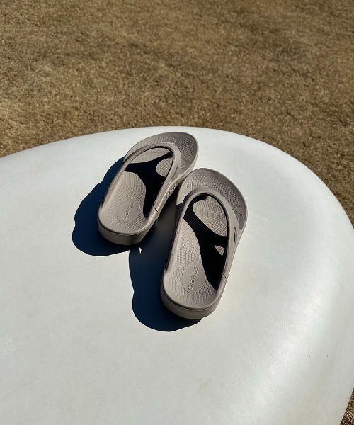OOFOS（ウーフォス）の「[OOFOS/ウーフォス] OORIGINAL リカバリーサンダル（サンダル・レディース・ブラック/グレー/ベージュ/ライトグレー/サックスブルー・3/4/5/6/7/8/9/10）」の22枚目の写真