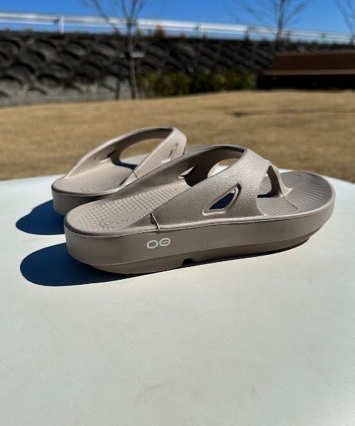 OOFOS（ウーフォス）の「[OOFOS/ウーフォス] OORIGINAL リカバリーサンダル（サンダル・レディース・ブラック/グレー/ベージュ/ライトグレー/サックスブルー・3/4/5/6/7/8/9/10）」の21枚目の写真