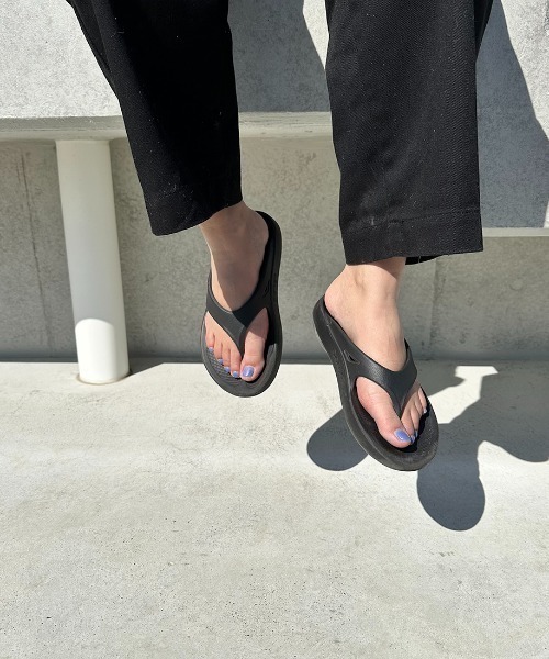 OOFOS（ウーフォス）の「[OOFOS/ウーフォス] OORIGINAL リカバリーサンダル（サンダル・レディース・ブラック/グレー/ベージュ/ライトグレー/サックスブルー・3/4/5/6/7/8/9/10）」の7枚目の写真