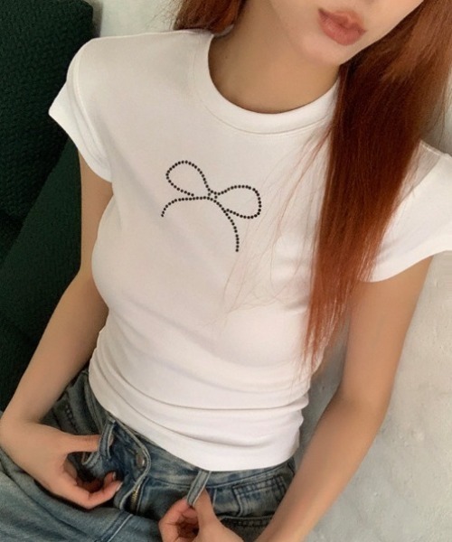 lilful(リルフル)の「ワンポイント ラインストーン リボンモチーフ シンプルコンパクトTシャツ(Tシャツ/カットソー・レディース・ホワイト/ブラック・L/M)」の1枚目の写真
