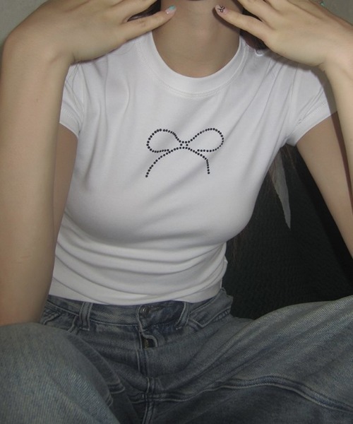 lilful(リルフル)の「ワンポイント ラインストーン リボンモチーフ シンプルコンパクトTシャツ(Tシャツ/カットソー・レディース・ホワイト/ブラック・L/M)」の4枚目の写真