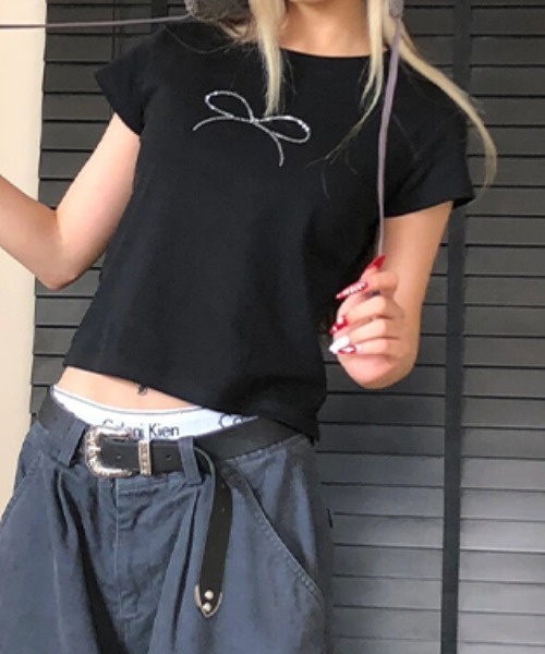 lilful(リルフル)の「ワンポイント ラインストーン リボンモチーフ シンプルコンパクトTシャツ(Tシャツ/カットソー・レディース・ホワイト/ブラック・L/M)」の21枚目の写真