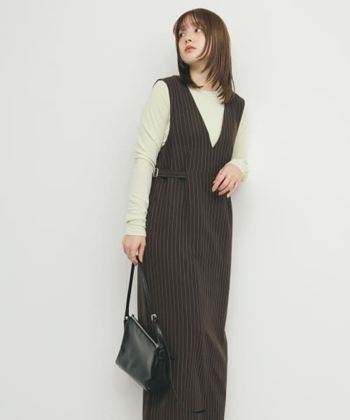 KBF（ケイビーエフ）の「『2サイズ展開』ピンストライプジャンパースカート（ワンピース・レディース・ダークブラウン/グレー・36/38）」の12枚目の写真