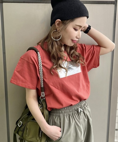 ELENCARE DUE（エレンカーレデュエ）の「・ELENCARE DUE 箔プリントTEE（Tシャツ/カットソー・レディース・ブラック/オフホワイト/レッド/杢グレー・FREE）」の4枚目の写真