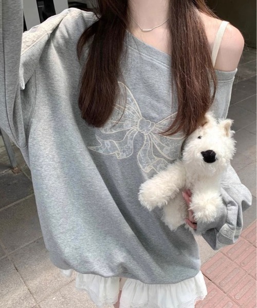 kirakiraShop(キラキラショップ)の「ワンショルダー リボンレース スウェット プルオーバー(スウェット・レディース・グレー・FREE)」の1枚目の写真